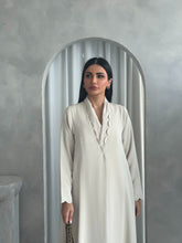 Najla in Beige