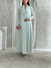 Amna in Mint