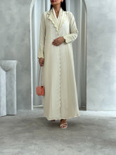 Amna in Beige